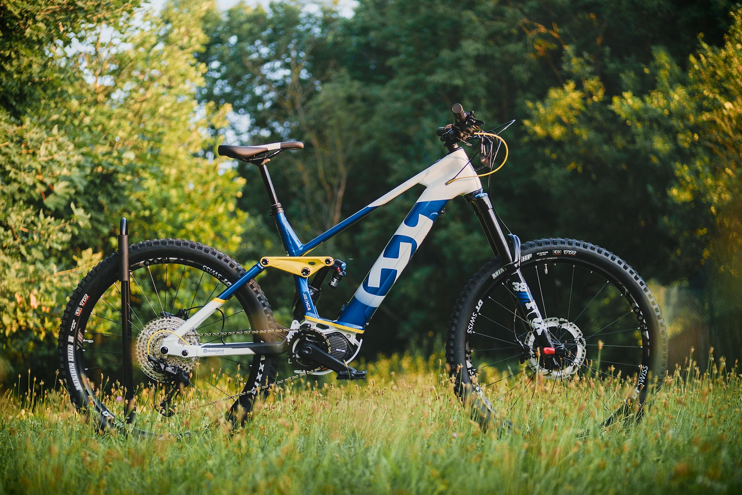 A sleek e-bike resting on a vibrant green meadow during the day. Perfect for outdoor adventures.